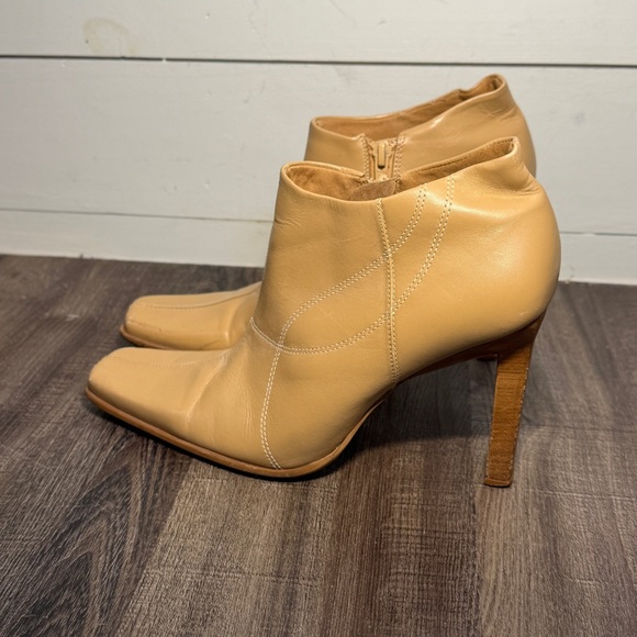 Hillard & Hanson Shoes - Hillard & Hanson tan heeled booties women's size 9